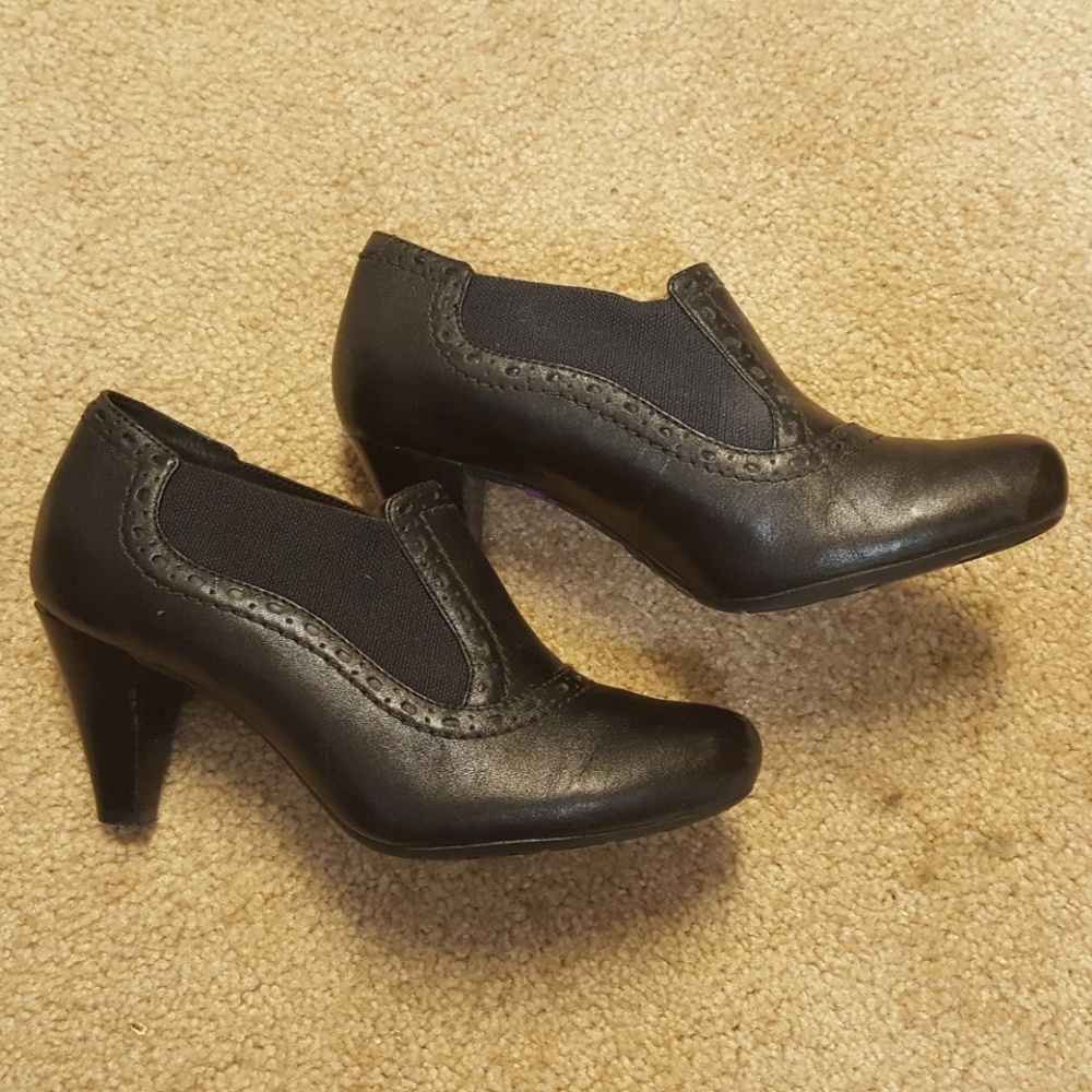 Classy, mid-high heels with leather upper.